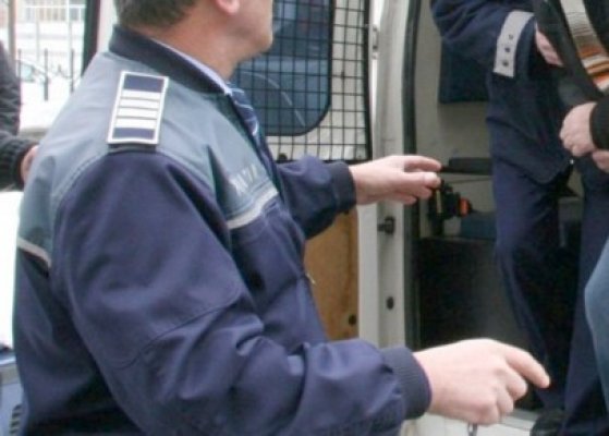 Suspecţi de mai multe furturi, cerceraţi de poliţiştii din Castelu